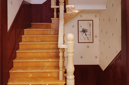 东辽中式别墅室内汉白玉石楼梯的定制安装装饰效果